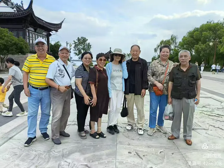 23号我们巧遇柏阿姨,留下我和太太与热心爱心好心人柏阿姨合影留念照.